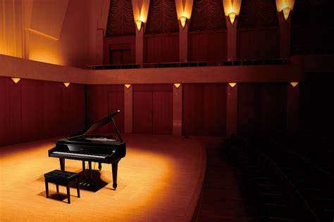 Nghệ sĩ thử đàn piano Fazioli mới
